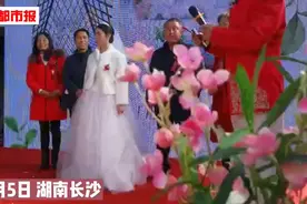 特别的婚礼：海军新郎失约，通过录音深情表白新娘图片