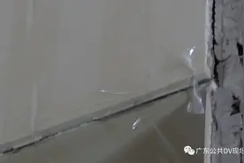 电梯间外墙瓷砖剥落，物业竟用透明胶固定图片