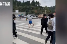 厉害！双手走路比脚都快，小伙练倒立行走创了四项世界纪录图片