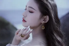林允人鱼落泪的妆容浪漫十足图片