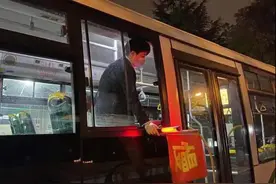 发光“慢”字旗、眼镜除雾剂、电子后视镜，公交车上安全“小神器”帮大忙图片