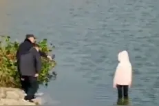 安徽投河自尽女孩父亲发声：事发前晚自习没上完提前回家，出事后政府后续做得很好图片