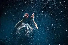 一天之内看遍两代人的《雷雨》《雷雨后》更像是前传图片