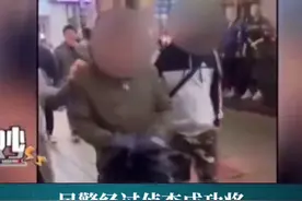 年轻情侣街边拥吻太投入，手机眼皮底下被偷走却浑然不觉！视频封面