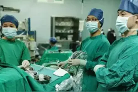 崩溃！20岁姑娘未婚未育，突然能提前“哺乳”？医生：要警惕图片