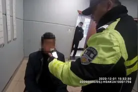 狂扇自己十几巴掌，邯郸醉驾男子连说：“我错了！”图片