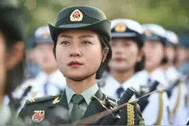 “阅兵女神”，光荣退伍图片
