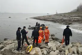 三男子钓鱼遇上游泄水被困，消防员民警紧急救援图片