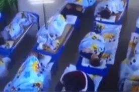 幼儿园老师居然坐在幼童身上，还玩手机3分钟？！通报来了→图片