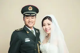 军嫂请客，“吃哭”一列车老兵图片