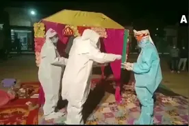 婚礼当天新娘确诊新冠阳性 印度这对新人穿着防护服办婚礼图片