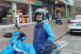 送外卖只是兴趣！这位声音很温柔的小哥，身份令人想不到图片