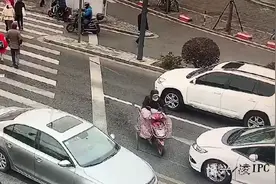 轿车司机险撞闯红灯骑车男：前者按喇叭被罚，后者吐痰被行拘图片