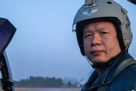 战机遭鸟击，飞行员跳伞避居民区荣立一等功图片