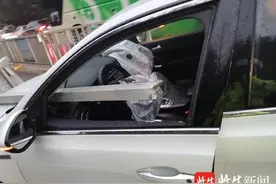 真险啊！超车撞护栏，钢管直插驾驶室图片