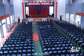 战机撞鸟避开居民区飞行员获一等功图片