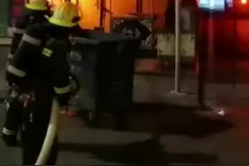 惊险！消防员解救睡梦中的妇女和孩子视频封面