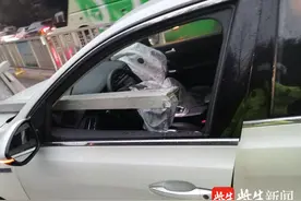 真险啊！超车撞护栏，钢管直插驾驶室，司机无恙图片