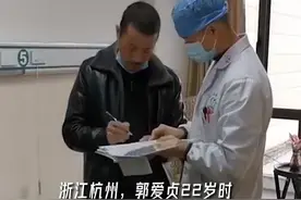 男子不顾反对与瘫痪女友结婚，照顾28年后，她终于能站起来了图片