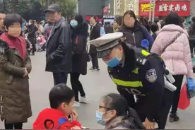 太粗心！妈妈带娃逛街把娃逛没了图片