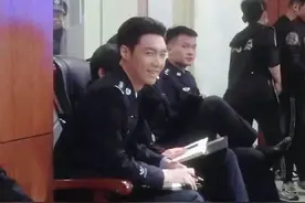 张艺兴《扫黑风暴》路透 穿警服梳大背头正气满满图片