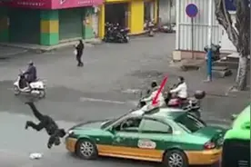 柳州一出租车过斑马线未减速撞行人，将其推行数米远视频封面