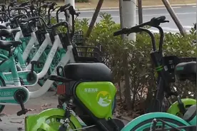 厦门环岛路现共享电动自行车：无牌上路 骑行者将面临300元罚款图片