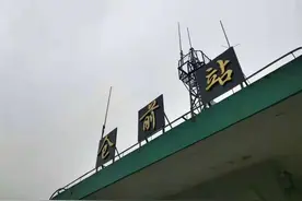 告别宣杭老线 | 49岁的仓前火车站今天挥手谢幕，它有杭州市区罕见的铁路道口图片