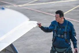 空军飞行员低空撞鸟避让居民区成功跳伞荣立一等功图片