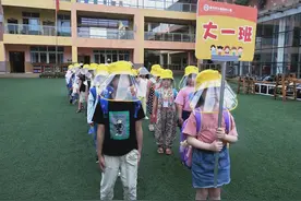 守护童行小黄帽图片