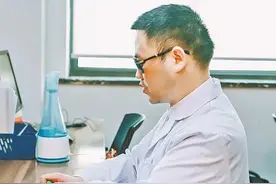「人物」他用手上的“眼睛”照亮了心灵的“眼睛”图片