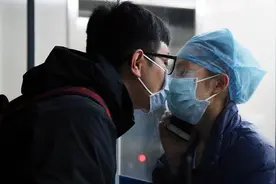 隔着玻璃亲吻图片