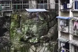 重庆约13米高无头石刻大佛藏身居民小区，文管所：已请专家调查图片
