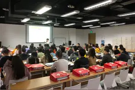 人到中年，他们终于考公上岸图片