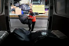 快递公司驾驶员获评上海劳模，为救火曾徒手抱起燃烧的煤气罐图片