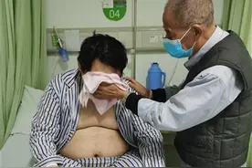 泪目！为照顾生病孙子，武汉耄耋爷爷守手术室11小时图片