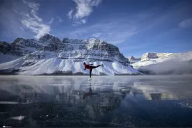 世界最壮观溜冰场！置身雪山赏美景脚踩冰冻气泡体验独特图片