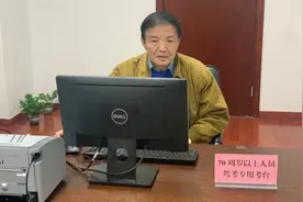 上海72岁老爷子正在考摩托车驾照：考出来，朋友都要羡慕我图片