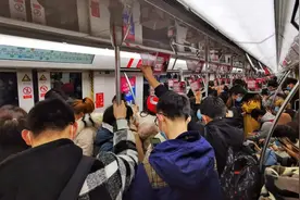 每日通勤4小时，公交地铁电驴切换，杭州上班族的残酷一面图片