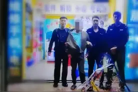 男子沉迷游戏偷舍友电脑，销赃时当场被警方抓获图片