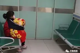 冬夜小女孩抱被子在产房外等妈妈，一番话暖哭众人图片