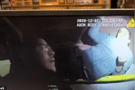美国纽约警察通道内搜捕嫌疑犯时突然发现其藏在背后图片