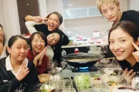 09届快女和龙丹妮聚餐，网友高呼“爷青回”图片