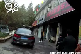 杭州大妈干这事，还向车主要1000元？网友：这次我支持大妈图片