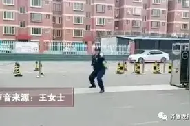火了！保安阿姨校门口练功夫引围观，能头碎啤酒瓶，网友：真·女汉子图片