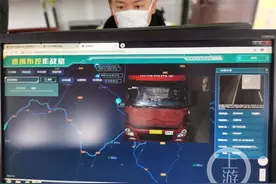 男子边开大货车边看电视剧图片