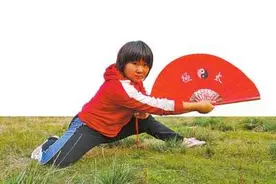 商丘女孩带村里留守老人跳功夫舞健身图片