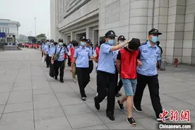 河北破获特大跨境“充话费”网络赌博案，涉案金额近百亿元图片