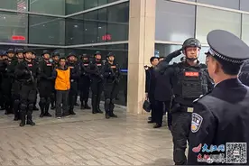 公安部A级通缉令逃犯张承禹从南昌被押解到长沙图片