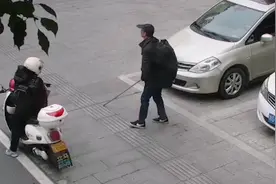 戴白色头盔女子 你搀扶盲人过马路的样子真美图片